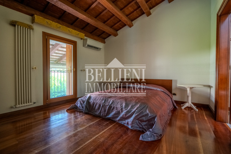 VICENZA EST: In contesto pregiato proponiamo in vendita una villa dagli spazi generosi, con doppi...