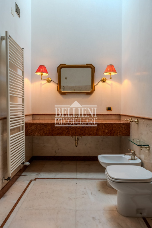 VICENZA EST: In contesto pregiato proponiamo in vendita una villa dagli spazi generosi, con doppi...