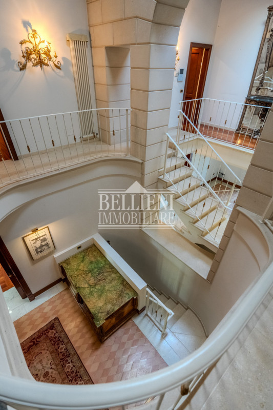 VICENZA EST: In contesto pregiato proponiamo in vendita una villa dagli spazi generosi, con doppi...