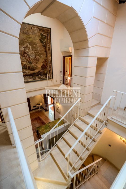 VICENZA EST: In contesto pregiato proponiamo in vendita una villa dagli spazi generosi, con doppi...