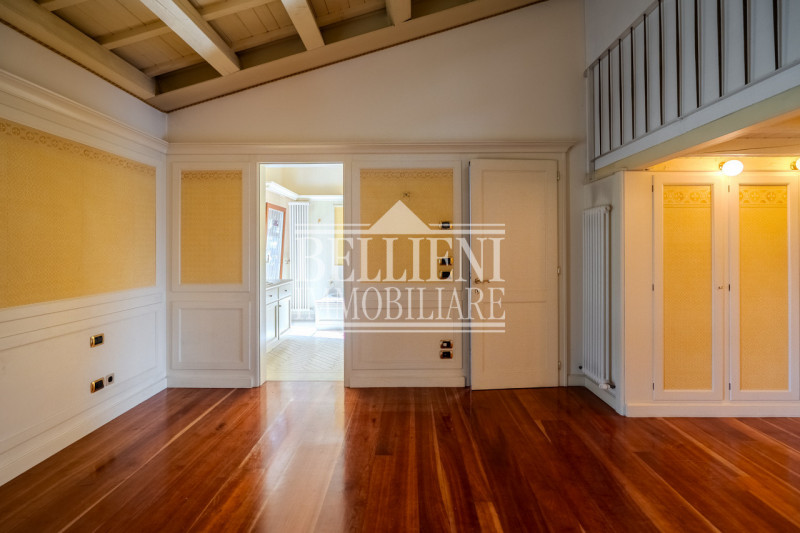 VICENZA EST: In contesto pregiato proponiamo in vendita una villa dagli spazi generosi, con doppi...