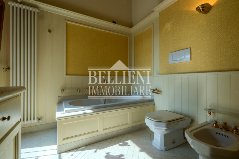 VICENZA EST: In contesto pregiato proponiamo in vendita una villa dagli spazi generosi, con doppi...