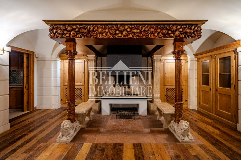 VICENZA EST: In contesto pregiato proponiamo in vendita una villa dagli spazi generosi, con doppi...