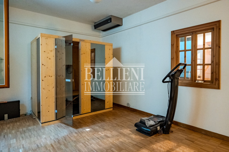 VICENZA EST: In contesto pregiato proponiamo in vendita una villa dagli spazi generosi, con doppi...