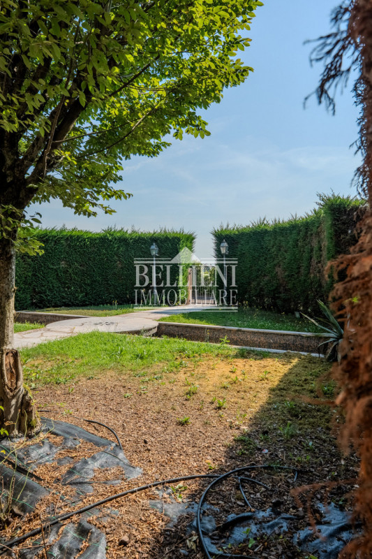 VICENZA EST: In contesto pregiato proponiamo in vendita una villa dagli spazi generosi, con doppi...