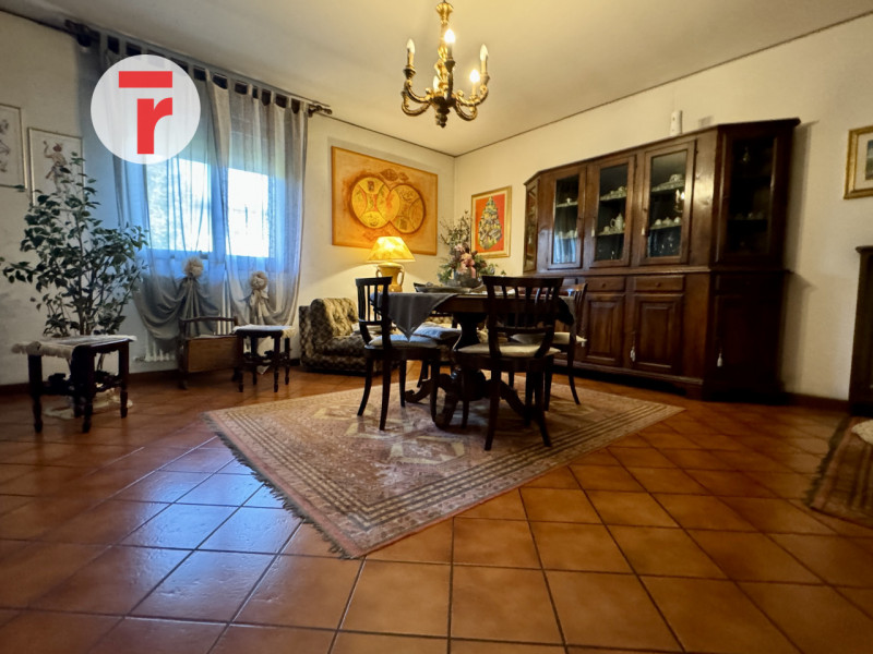 Cadoneghe - loc.Mejaniga - Sita su zona centrale del paese e comoda a tutti i servizi.

Porzione ...