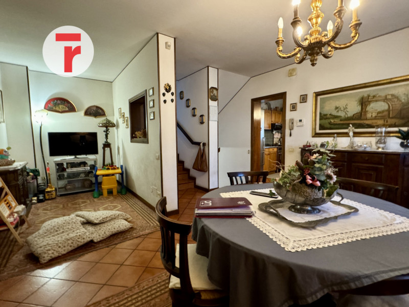 Cadoneghe - loc.Mejaniga - Sita su zona centrale del paese e comoda a tutti i servizi.

Porzione ...