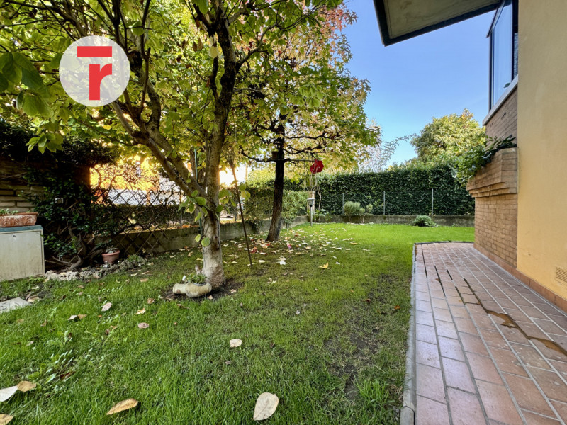 Cadoneghe - loc.Mejaniga - Sita su zona centrale del paese e comoda a tutti i servizi.

Porzione ...