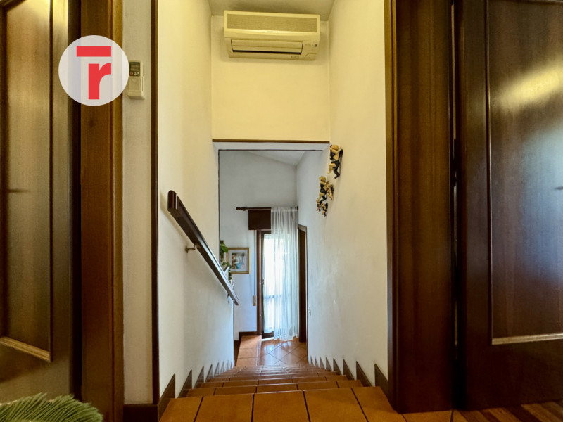 Cadoneghe - loc.Mejaniga - Sita su zona centrale del paese e comoda a tutti i servizi.

Porzione ...