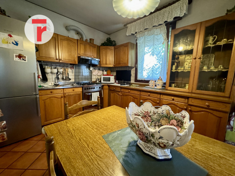 Cadoneghe - loc.Mejaniga - Sita su zona centrale del paese e comoda a tutti i servizi.

Porzione ...