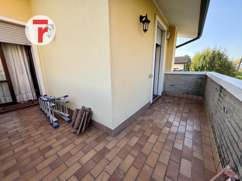 Cadoneghe - loc.Mejaniga - Sita su zona centrale del paese e comoda a tutti i servizi.

Porzione ...