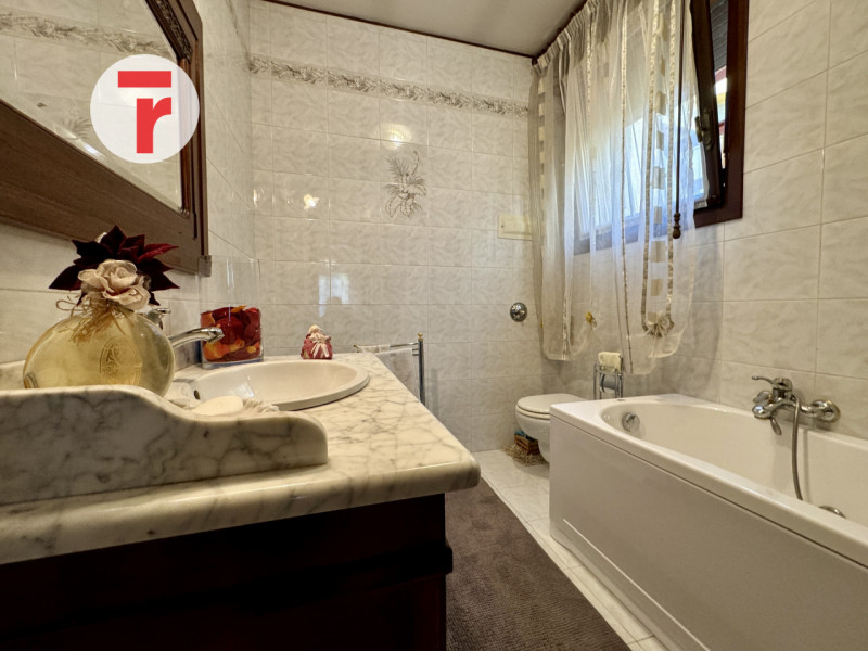 Cadoneghe - loc.Mejaniga - Sita su zona centrale del paese e comoda a tutti i servizi.

Porzione ...