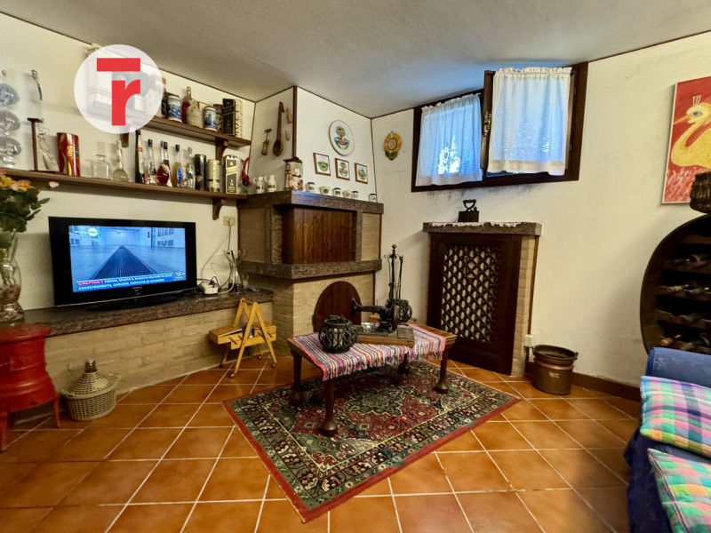 Cadoneghe - loc.Mejaniga - Sita su zona centrale del paese e comoda a tutti i servizi.

Porzione ...