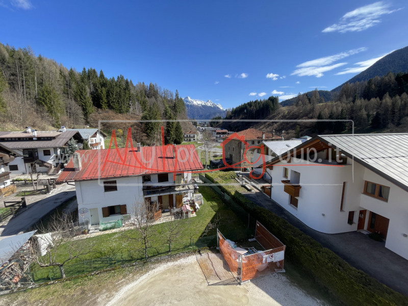 DOMEGGE DI CADORE – RIF. A010-P - ULTIMO PIANO DA SOGNO TRA LE DOLOMITI:
Nel cuore del Cadore, in...