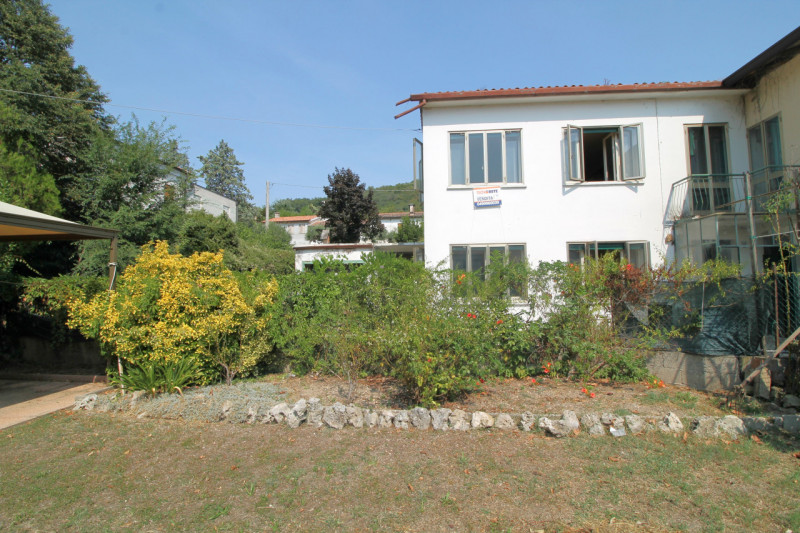 A Cinto Euganeo, più precisamente nel centro di Fontana Fredda, proponiamo questa casa accostata ...