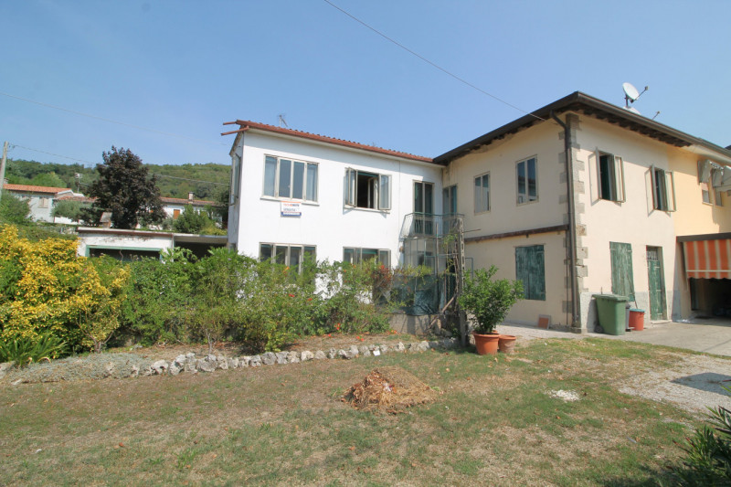 A Cinto Euganeo, più precisamente nel centro di Fontana Fredda, proponiamo questa casa accostata ...