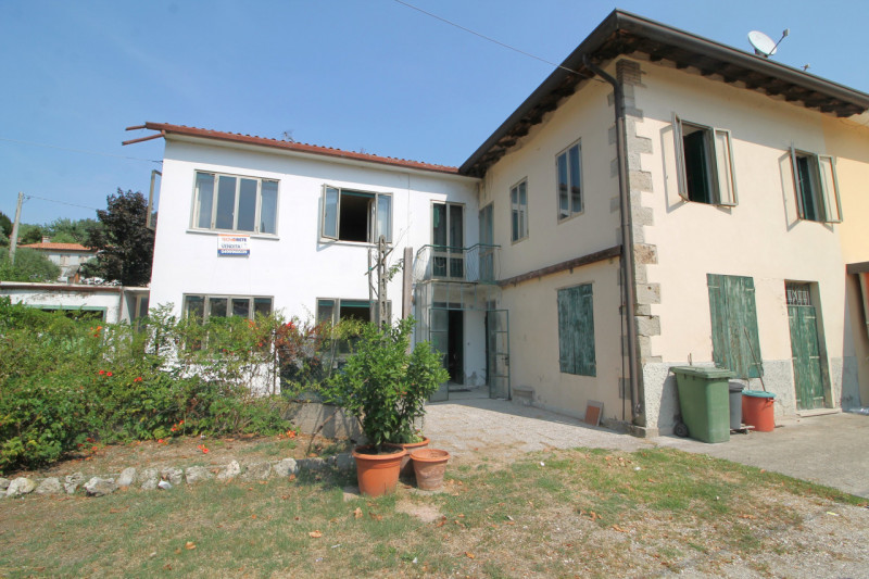 A Cinto Euganeo, più precisamente nel centro di Fontana Fredda, proponiamo questa casa accostata ...