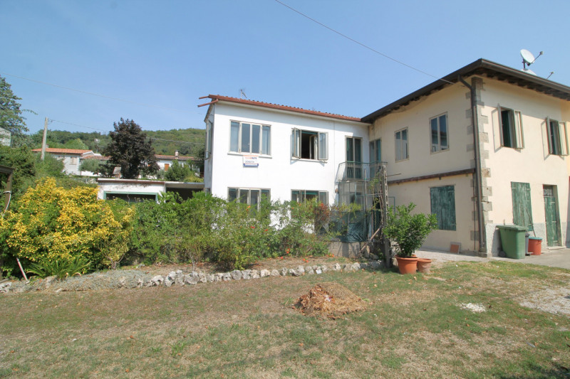 A Cinto Euganeo, più precisamente nel centro di Fontana Fredda, proponiamo questa casa accostata ...