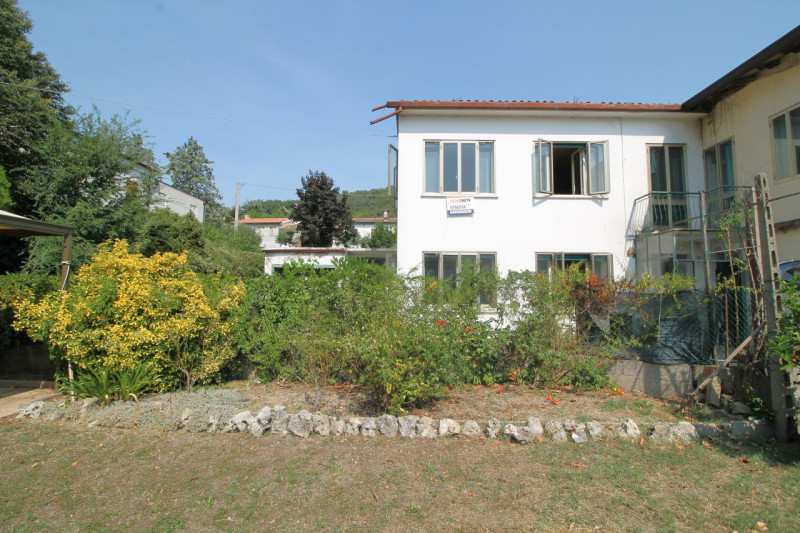 A Cinto Euganeo, più precisamente nel centro di Fontana Fredda, proponiamo questa casa accostata ...