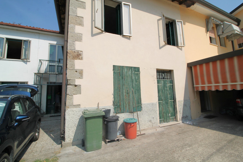 A Cinto Euganeo, più precisamente nel centro di Fontana Fredda, proponiamo questa casa accostata ...