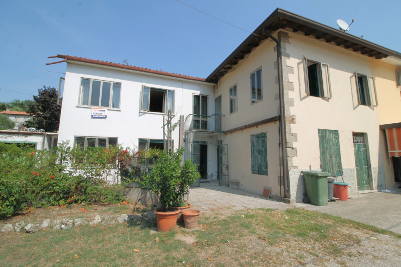 A Cinto Euganeo, più precisamente nel centro di Fontana Fredda, proponiamo questa casa accostata ...