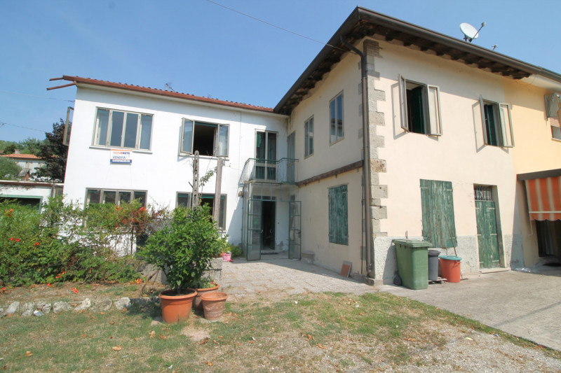 A Cinto Euganeo, più precisamente nel centro di Fontana Fredda, proponiamo questa casa accostata ...