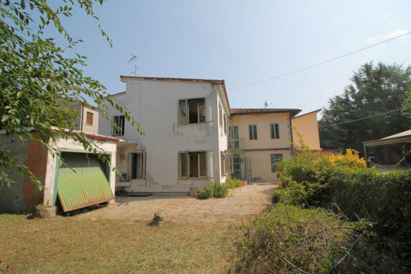 A Cinto Euganeo, più precisamente nel centro di Fontana Fredda, proponiamo questa casa accostata ...