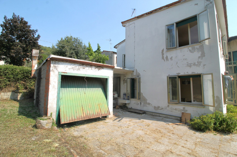 A Cinto Euganeo, più precisamente nel centro di Fontana Fredda, proponiamo questa casa accostata ...