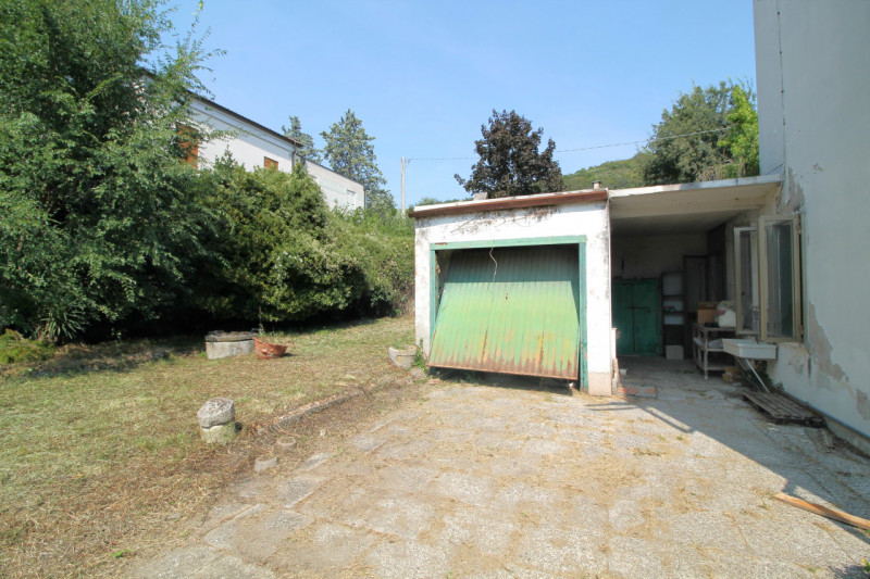 A Cinto Euganeo, più precisamente nel centro di Fontana Fredda, proponiamo questa casa accostata ...