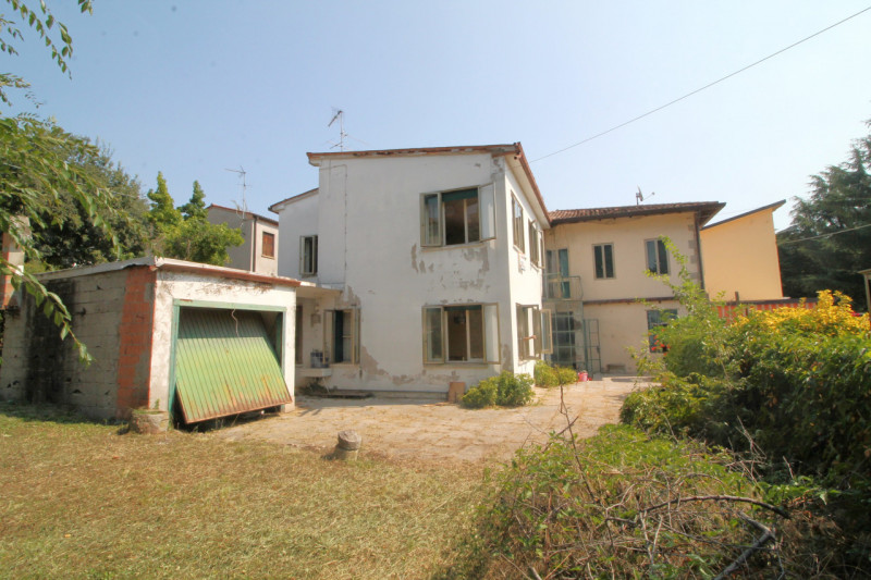 A Cinto Euganeo, più precisamente nel centro di Fontana Fredda, proponiamo questa casa accostata ...