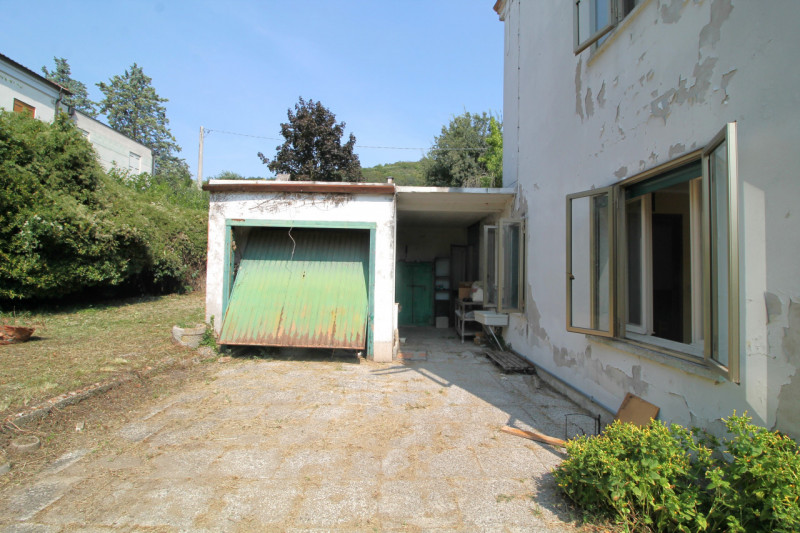 A Cinto Euganeo, più precisamente nel centro di Fontana Fredda, proponiamo questa casa accostata ...