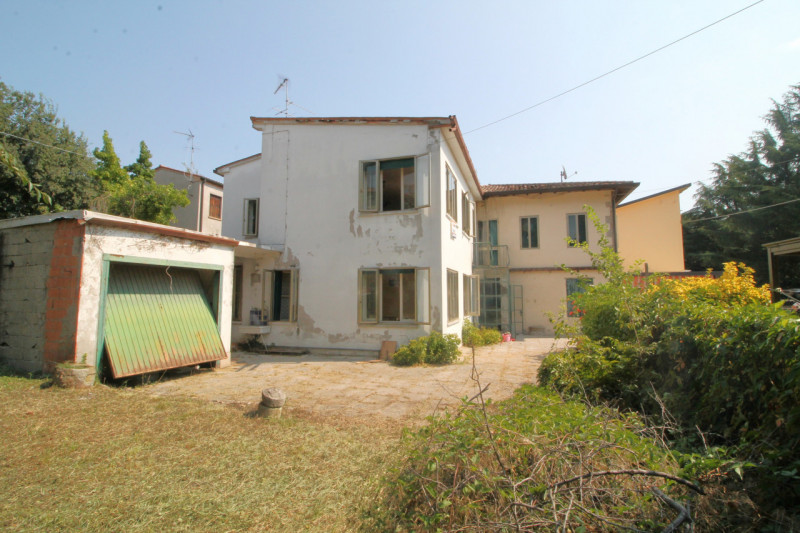A Cinto Euganeo, più precisamente nel centro di Fontana Fredda, proponiamo questa casa accostata ...