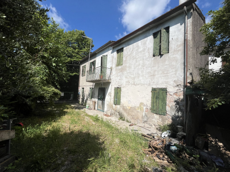 Questo rustico indipendente di circa 146 mq, distribuito su due piani, rappresenta un'opportunità...