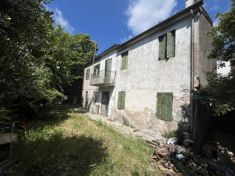 Questo rustico indipendente di circa 146 mq, distribuito su due piani, rappresenta un'opportunità...