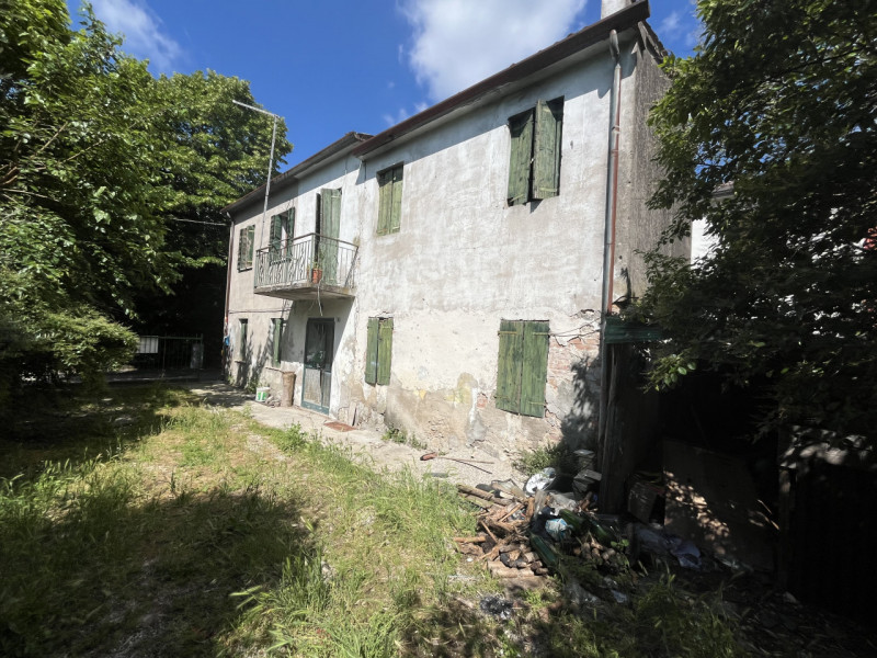 Questo rustico indipendente di circa 146 mq, distribuito su due piani, rappresenta un'opportunità...