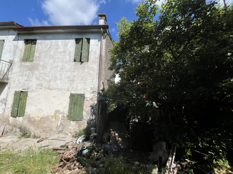 Questo rustico indipendente di circa 146 mq, distribuito su due piani, rappresenta un'opportunità...