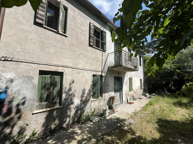 Questo rustico indipendente di circa 146 mq, distribuito su due piani, rappresenta un'opportunità...