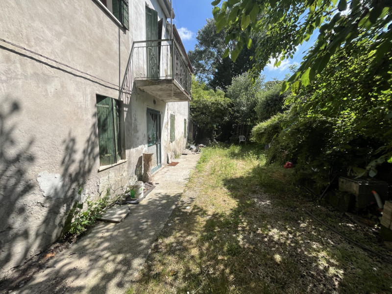 Questo rustico indipendente di circa 146 mq, distribuito su due piani, rappresenta un'opportunità...