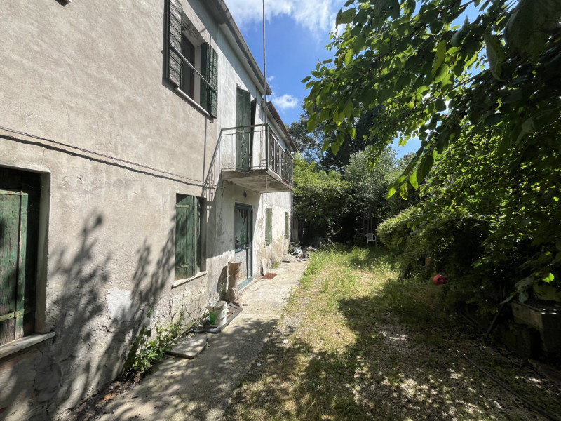 Questo rustico indipendente di circa 146 mq, distribuito su due piani, rappresenta un'opportunità...