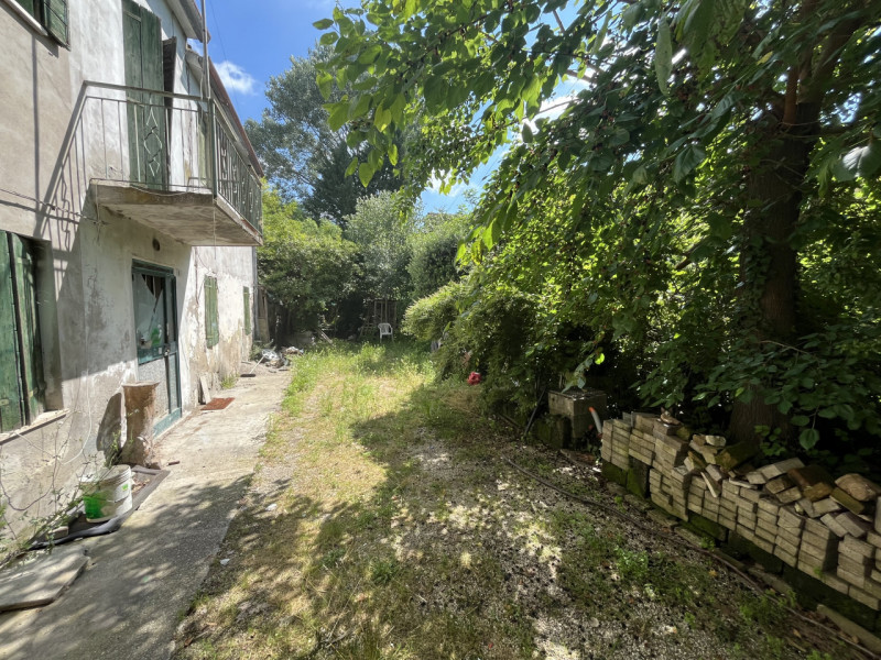 Questo rustico indipendente di circa 146 mq, distribuito su due piani, rappresenta un'opportunità...