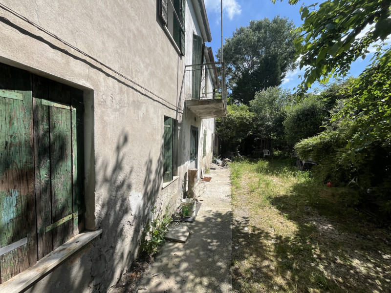 Questo rustico indipendente di circa 146 mq, distribuito su due piani, rappresenta un'opportunità...