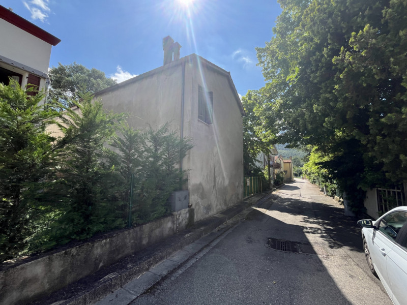 Questo rustico indipendente di circa 146 mq, distribuito su due piani, rappresenta un'opportunità...