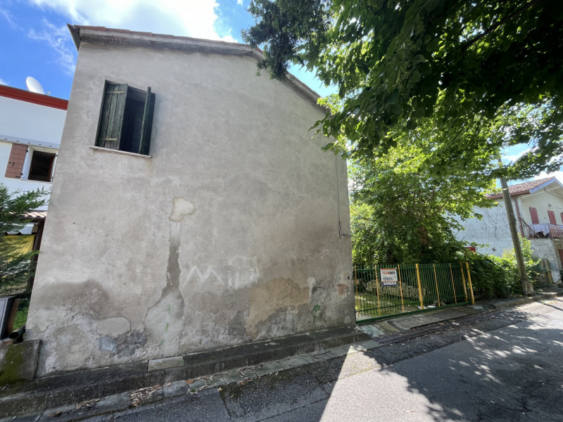 Questo rustico indipendente di circa 146 mq, distribuito su due piani, rappresenta un'opportunità...