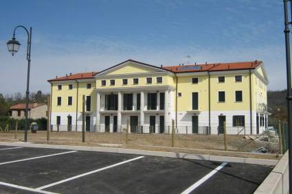 Scopri questo elegante appartamento disposto su due piani, situato nel cuore di Galzignano Terme,...