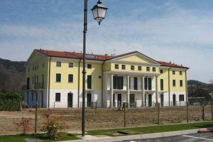 Scopri questo elegante appartamento disposto su due piani, situato nel cuore di Galzignano Terme,...