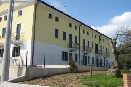 Scopri questo elegante appartamento disposto su due piani, situato nel cuore di Galzignano Terme,...