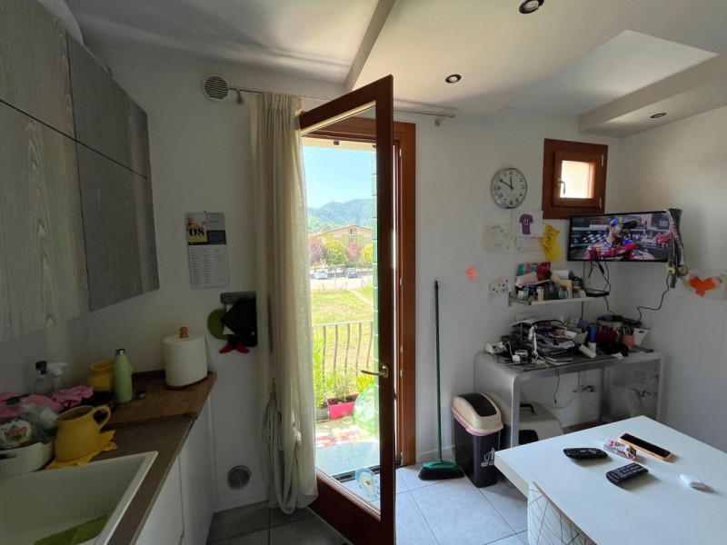 Scopri questo elegante appartamento disposto su due piani, situato nel cuore di Galzignano Terme,...