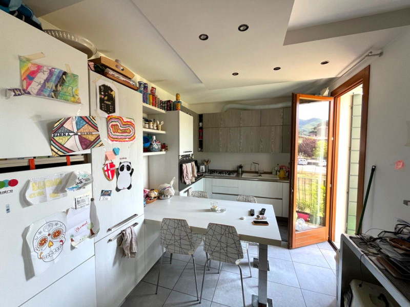 Scopri questo elegante appartamento disposto su due piani, situato nel cuore di Galzignano Terme,...