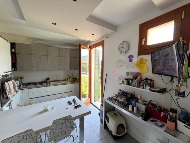 Scopri questo elegante appartamento disposto su due piani, situato nel cuore di Galzignano Terme,...