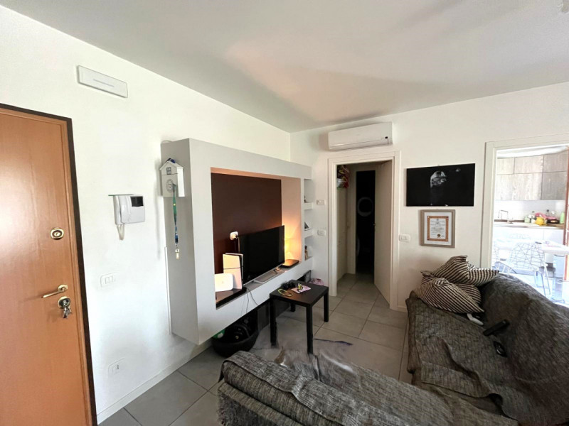 Scopri questo elegante appartamento disposto su due piani, situato nel cuore di Galzignano Terme,...